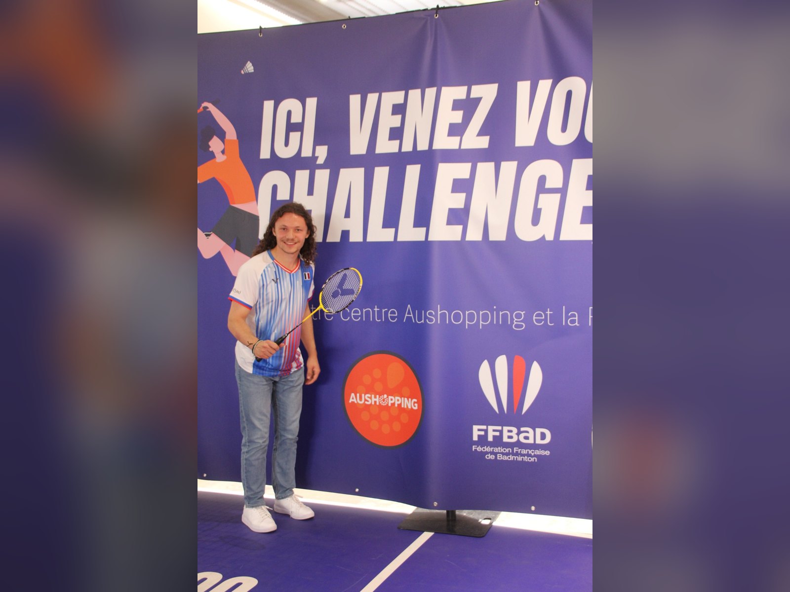 Kilian Kwiczor anime une activation badminton FFBaD à Aushopping Petite-Forêt