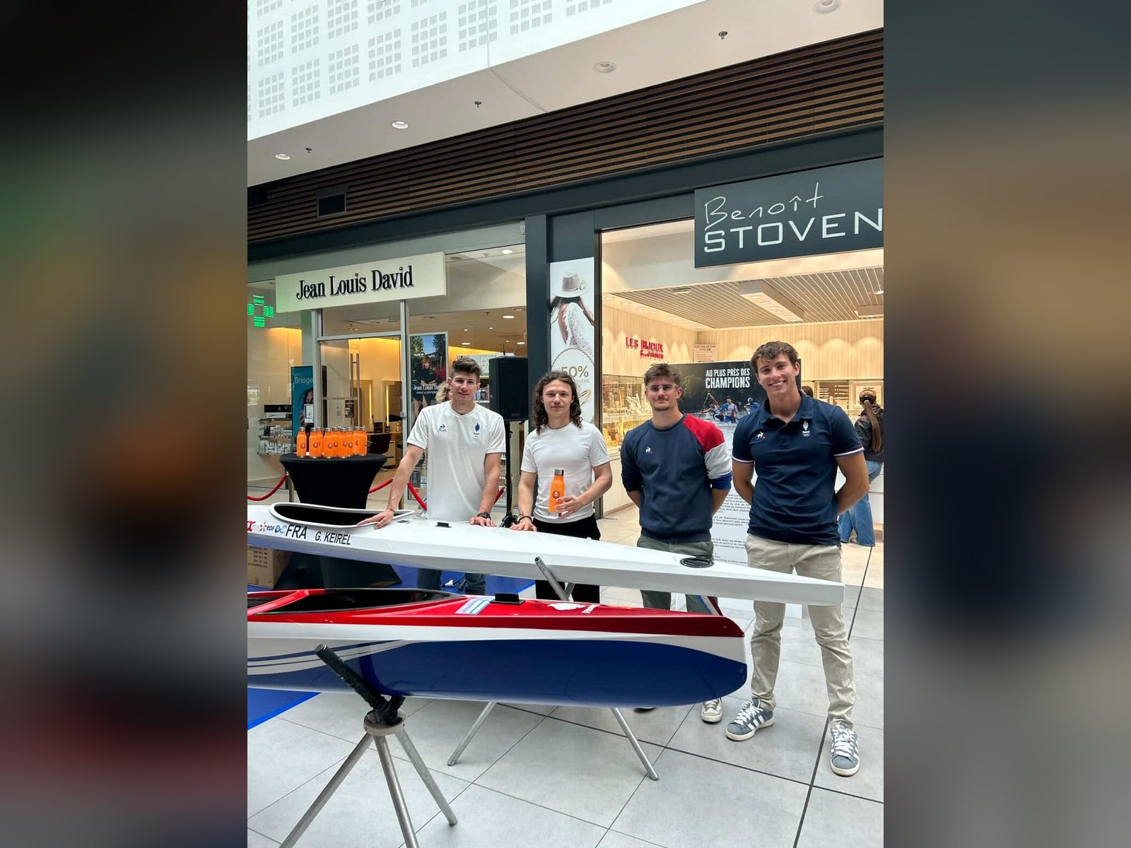 Kilian Kwiczor avec des athlètes de kayak lors d'une activation à Aushopping Arras