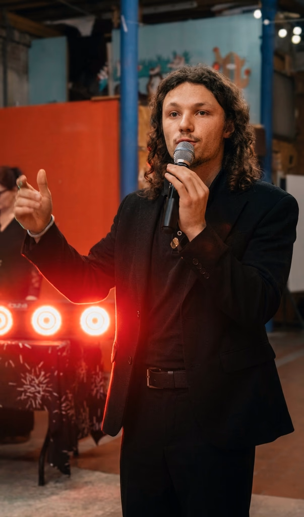 Kilian micro en main lors d'un séminaire