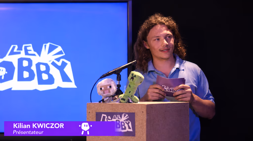 Kilian présentateur sur le plateau WebTV Le Lobby